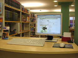 Blick auf Recherche-PC in der Fachliteratur Blick auf Recherche-PC in der Fachliteratur